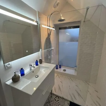 Liberty Suites / Loft 100m2 Avec Jacuzzi Privatif Semesterbostad Saint-Jean-sur-Mayenne